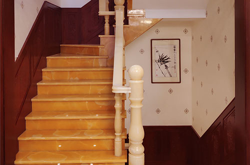 五寨中式别墅室内汉白玉石楼梯的定制安装装饰效果